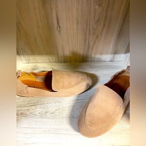 Womens lucky brand size 7 tan suede flat